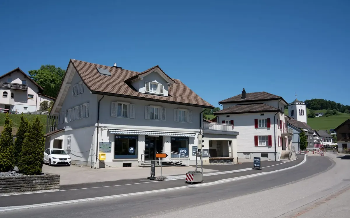 Il Dorla sulla strada di Gähwil, al sole