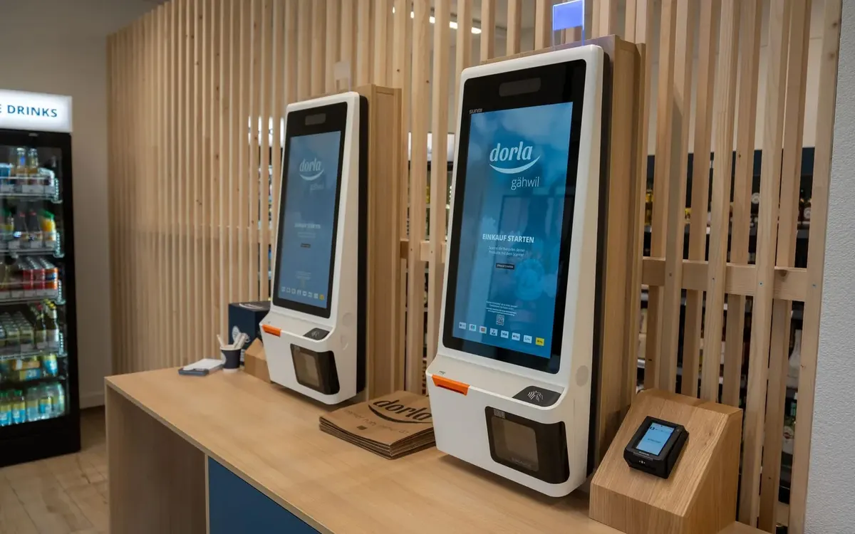 Due casse self-service con schermo Dorla