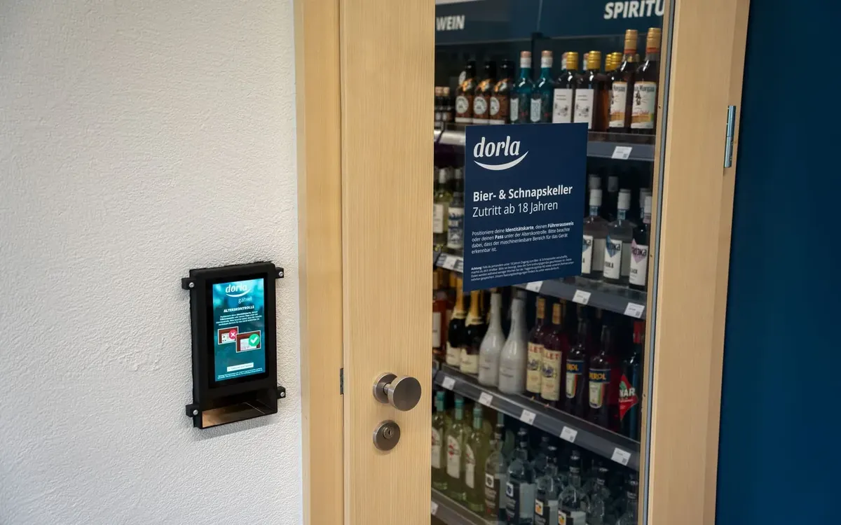 Controllo dell’età alla porta della cantina di birra e superalcolici