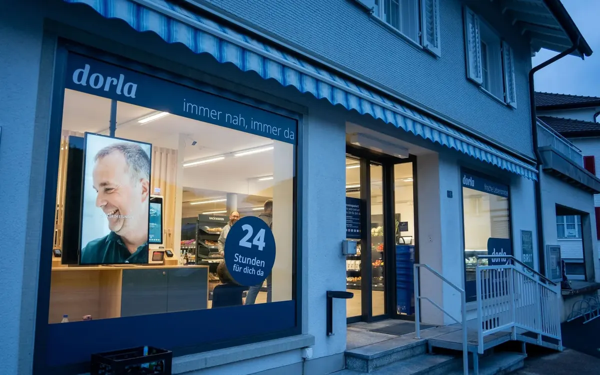 Der Dorla in Gähwil am Abend, Laden beleuchtet