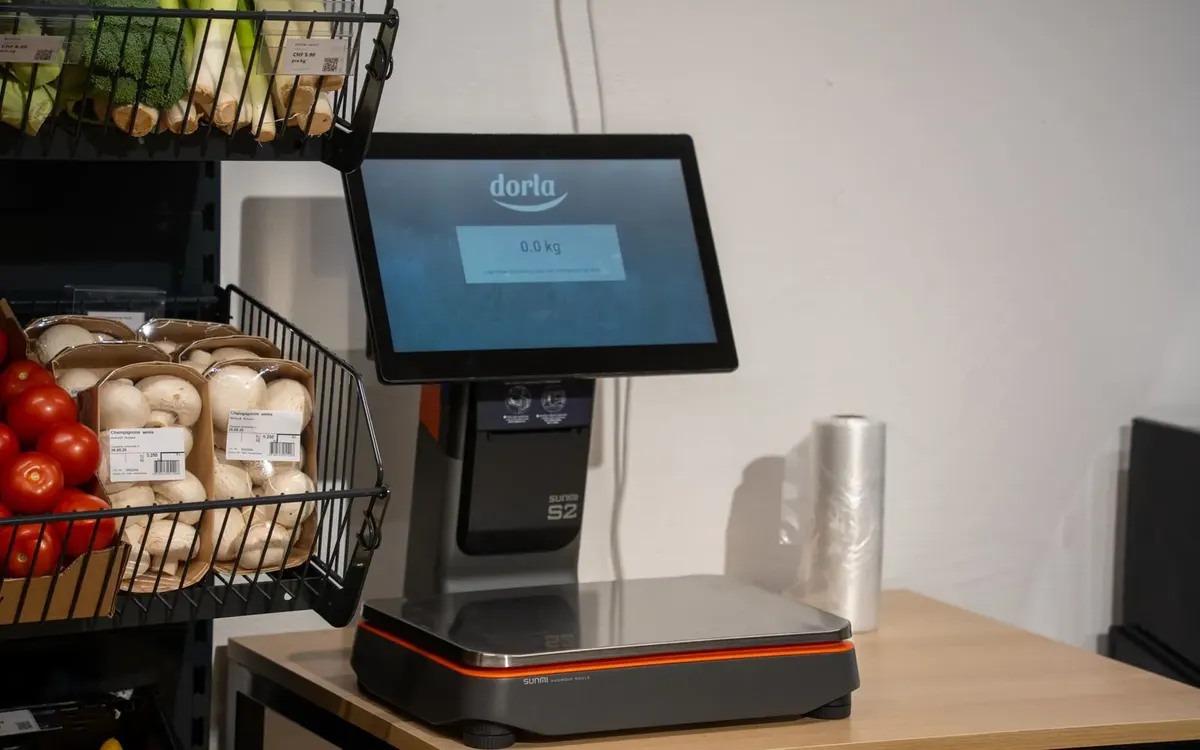 Bilancia self-service accanto a cesti di verdura