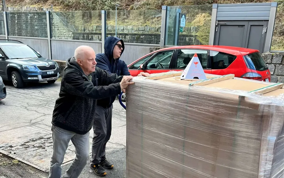 Freiwillige schieben eine Lieferung zum Gürkli